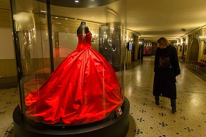 VISITEUSE A L'INTERIEUR DE L'OPERA GARNIER, PALAIS GARNIER, 9 EME ARRONDISSEMENT, (75), PARIS, ILE-DE-FRANCE, FRANCE 