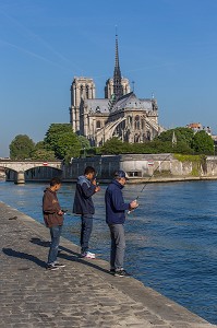 PECHEURS, STREET FISHING, QUAI DE LA TOURNELLE, PARIS (75) 