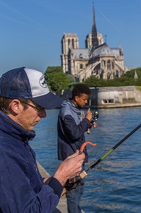 PECHEURS, STREET FISHING, QUAI DE LA TOURNELLE, PARIS (75) 