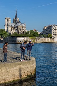 PECHEURS, STREET FISHING, QUAI DE LA TOURNELLE, PARIS (75) 