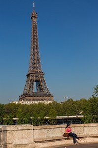 JEUNE FEMME ASSISE SUR UN BANC EN PIERRE DU PONT DE BIR-HAKEIM, 16 EME ARRONDISSEMENT, PARIS (75), ILE-DE-FRANCE, FRANCE 