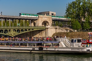 BATEAUX-MOUCHES ET METRO PONT DE BIR HAKEIM, 16 EME ARRONDISSEMENT, PARIS (75), ILE-DE-FRANCE, FRANCE 