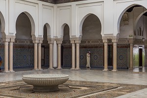 COUR INTERIEURE DE LA GRANDE MOSQUEE DE PARIS 