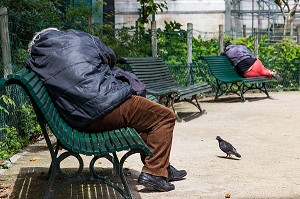 SANS DOMICILE FIXE, SDF DORMANT SUR UN BANC, SQUARE TRINITE D'ESTIENNE D'ORVES, PARIS 9EME ARRONDISSEMENT 
