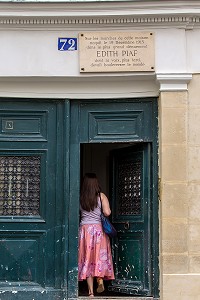 PLAQUE COMMEMORATIVE DEVANT LE 72 RUE DE BELLEVILLE OU EDITH PIAF EST NEE SUR LES MARCHES DE CETTE MAISON, PARIS, 20 EME ARRONDISSEMENT, FRANCE, EUROPE 