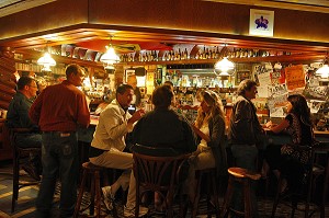 CONSOMMATEURS AU BAR DE NUIT 'APPLE PIE', LE HAVRE, SEINE-MARITIME (76), NORMANDIE, FRANCE 