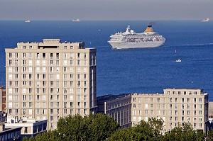 PAQUEBOT EN APPROCHE DU PORT DU HAVRE DERRIERE LES IMMEUBLES D'ARCHITECTURE D'AUGUSTE PERRET CLASSEE AU PATRIMOINE MONDIAL DE L'UNESCO, PORTE OCEANE, LE HAVRE, SEINE-MARITIME (76), NORMANDIE, FRANCE, SEINE-MARITIME (76) 