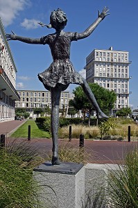 STATUE DE DANSEUSE DEVANT LES IMMEUBLES D'HABITATION, ARCHITECTURE D'AUGUSTE PERRET CLASSEE AU PATRIMOINE MONDIAL DE L'UNESCO, BOULEVARD FRANCOIS 1ER ET RUE AUGUSTIN LENORMAND, LE HAVRE, SEINE-MARITIME (76), NORMANDIE, FRANCE, SEINE-MARITIME (76) 