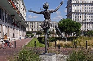 STATUE DE DANSEUSE DEVANT LES IMMEUBLES D'HABITATION, ARCHITECTURE D'AUGUSTE PERRET CLASSEE AU PATRIMOINE MONDIAL DE L'UNESCO, BOULEVARD FRANCOIS 1ER ET RUE AUGUSTIN LENORMAND, LE HAVRE, SEINE-MARITIME (76), NORMANDIE, FRANCE, SEINE-MARITIME (76) 