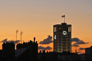 VUE DE NUIT DE L'HOTEL DE VILLE CONSTRUITE PAR L'ARCHITECTE AUGUSTE PERRET, VILLE CLASSEE AU PATRIMOINE MONDIAL DE L'UNESCO, LE HAVRE, SEINE-MARITIME (76), NORMANDIE, FRANCE 