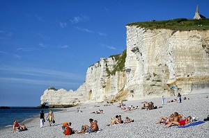 LES FALAISES ET LA PLAGE DE GALETS D'ETRETAT, SEINE-MARITIME (76), NORMANDIE, FRANCE 