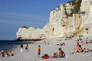 LES FALAISES ET LA PLAGE DE GALETS D'ETRETAT, SEINE-MARITIME (76), NORMANDIE, FRANCE 