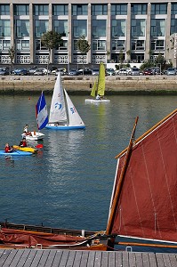 BALADE EN CANOE ET ECOLE DE VOILE SUR LE BASSIN DU COMMERCE, LE HAVRE, SEINE-MARITIME (76), NORMANDIE, FRANCE 