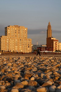 PLAGE DE GALETS AU COUCHER DE SOLEIL DEVANT LES IMMEUBLES ET L'EGLISE SAINT-JOSEPH, D'ARCHITECTURE D'AUGUSTE PERRET CLASSEE AU PATRIMOINE MONDIAL DE L'UNESCO, LE HAVRE, SEINE-MARITIME (76), NORMANDIE, FRANCE 