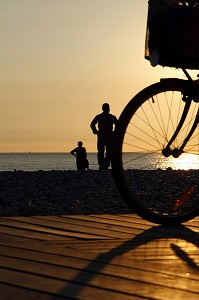 PROMENADE DU SOIR POUR ADMIRER LE COUCHER DE SOLEIL, LE HAVRE, SEINE-MARITIME (76), NORMANDIE, FRANCE 