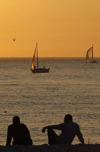 DETENTE SUR LA PLAGE DE GALETS AU COUCHER DE SOLEIL, LE HAVRE, SEINE-MARITIME (76), NORMANDIE, FRANCE, SEINE MARITIME (76) 