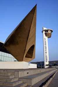 FACADE DU MUSEE D'ART MODERNE ANDRE MALRAUX (MUMA) ET TOUR DE CONTROLE DE LA CAPITAINERIE DU PORT AUTONOME DU HAVRE, LE HAVRE, SEINE-MARITIME (76), NORMANDIE, FRANCE 