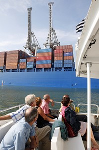TOURISTES EN VISITE DU PORT DE COMMERCE A BORD DU BATEAU 'VILLE DE FECAMP', LE HAVRE, SEINE-MARITIME (76), NORMANDIE, FRANCE
