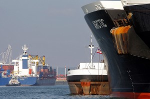 NAVIRE PORTE-CONTENEUR ET PETROLIERS, PORT DE COMMERCE, LE HAVRE, SEINE-MARITIME (76), NORMANDIE, FRANCE 