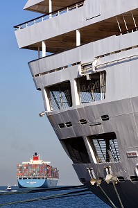 GROS PAQUEBOT A QUAI SUR LE DEBARCADERE VOYAGEUR DU PORT ET PORTE CONTENEURS EN PARTANCE, LE HAVRE, SEINE-MARITIME (76), NORMANDIE, FRANCE 