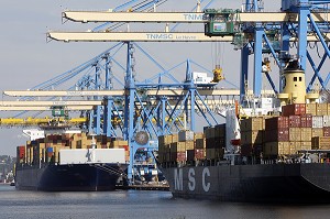 PORTIQUES DE CHARGEMENT DES CONTENEURS SUR UN CARGO PORTE-CONTENEURS, PORT DE COMMERCE, LE HAVRE, SEINE-MARITIME (76), NORMANDIE, FRANCE 