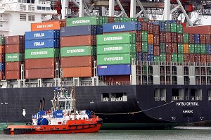 REMORQUEUR EN TRAIN DE DIRIGER UN CARGO PORTE-CONTENEURS, PORT DE COMMERCE, LE HAVRE, SEINE-MARITIME (76), NORMANDIE, FRANCE 