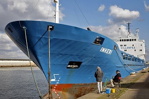 PECHEURS A LA LIGNE DEVANT UN CARGO A QUAI SUR LE PORT DE COMMERCE, LE HAVRE, SEINE-MARITIME (76), NORMANDIE, FRANCE