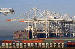 CHARGEMENT DES CONTAINERS SUR UN CARGO PORTE-CONTENEURS, PORT ET TERMINAL DE FRANCE PORT 2000, PORT DE COMMERCE, LE HAVRE, NORMANDIE 