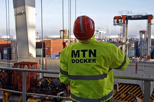 DOCKER AU CHARGEMENT DES CONTAINERS SUR UN PORTIQUE, TERMINAL DE FRANCE PORT 2000, PORT DE COMMERCE, LE HAVRE, NORMANDIE 