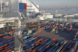 ZONE SE STOCKAGE DES CONTENEURS ET CUVE DE PETROLE SUR LE TERMINAL DE FRANCE PORT 2000, PORT DE COMMERCE, LE HAVRE, NORMANDIE 