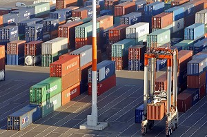 CAVALIERS POUR LE CHARGEMENT DES CONTENEURS, TERMINAL DE FRANCE PORT 2000, PORT DE COMMERCE, LE HAVRE, NORMANDIE 