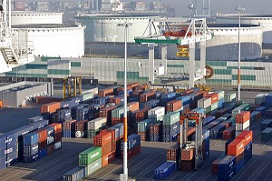 ZONE DE STOCKAGE DES CONTENEURS ET CUVE DE PETROLE SUR LE TERMINAL DE FRANCE PORT 2000, PORT DE COMMERCE, LE HAVRE, NORMANDIE 