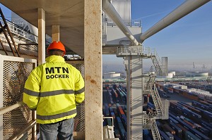 DOCKER SUR UN PORTIQUE DE CHARGEMENT DES CONTENEURS, TERMINAL DE FRANCE, PORT DE COMMERCE PORT 2000, LE HAVRE, SEINE-MARITIME (76), NORMANDIE 