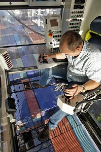 TRAVAIL DU DOCKER SUR UN PORTIQUE, CHARGEMENT DES CONTENEURS SUR UN CARGO PORTE-CONTENEURS, TERMINAL DE FRANCE PORT 2000, PORT DE COMMERCE, LE HAVRE, NORMANDIE 