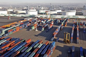 ZONE SE STOCKAGE DES CONTENEURS ET CUVE DE PETROLE SUR LE TERMINAL DE FRANCE PORT 2000, PORT DE COMMERCE, LE HAVRE, NORMANDIE 