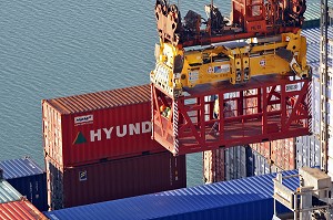 CHARGEMENT DES CONTENEURS SUR UN CARGO PORTE-CONTENEURS, TERMINAL DE FRANCE PORT 2000, PORT DE COMMERCE, LE HAVRE, NORMANDIE 