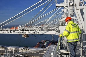 DOCKER SUR UN PORTIQUE DE CHARGEMENT DES CONTENEURS, TERMINAL DE FRANCE PORT 2000, PORT DE COMMERCE, LE HAVRE, SEINE-MARITIME (76) NORMANDIE
