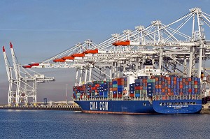 PORTIQUES DE CHARGEMENT DES CONTENEURS SUR UN CARGO PORTE-CONTENEURS, TERMINAL DE FRANCE PORT 2000, PORT DE COMMERCE, LE HAVRE, SEINE-MARITIME (76) NORMANDIE