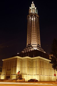 EXTERIEUR DE NUIT DE L'EGLISE SAINT-JOSEPH, ARCHITECTURE D'AUGUSTE PERRET CLASSEE AU PATRIMOINE MONDIAL DE L'UNESCO, LE HAVRE, SEINE-MARITIME (76), NORMANDIE, FRANCE 