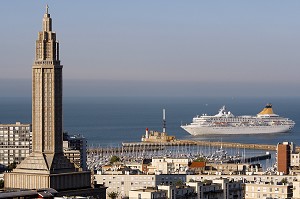 PAQUEBOT DEVANT L'EGLISE SAINT-JOSEPH CONSTRUITE PAR L'ARCHITECTE AUGUSTE PERRET, VILLE CLASSEE AU PATRIMOINE MONDIAL DE L'UNESCO, ENTREE DU PORT DE VOYAGEURS, LE HAVRE, SEINE-MARITIME (76), NORMANDIE, FRANCE 