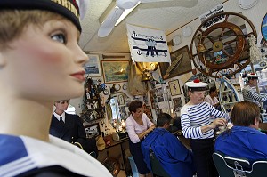 SALON DE COIFFURE 'LE SALON DU NAVIGATEUR' A LA DECORATION MARINE, LE HAVRE, SEINE-MARITIME (76), NORMANDIE, FRANCE 