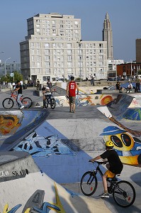 SKATE PARK, AIRE DE STREET POUR VTT, SKATEURS, SKATEBOARD, ROLLER, DEVANT LES IMMEUBLES D'ARCHITECTURE D'AUGUSTE PERRET CLASSEE AU PATRIMOINE MONDIAL DE L'UNESCO, LE HAVRE, SEINE-MARITIME (76), NORMANDIE, FRANCE