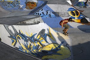 SKATE PARK, AIRE DE STREET POUR VTT, SKATEURS, SKATEBOARD, ROLLER, DEVANT LES IMMEUBLES D'ARCHITECTURE D'AUGUSTE PERRET CLASSEE AU PATRIMOINE MONDIAL DE L'UNESCO, LE HAVRE, SEINE-MARITIME (76), NORMANDIE, FRANCE