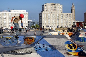 SKATE PARK, AIRE DE STREET POUR VTT, SKATEURS, SKATEBOARD, ROLLER, DEVANT LES IMMEUBLES D'ARCHITECTURE D'AUGUSTE PERRET CLASSEE AU PATRIMOINE MONDIAL DE L'UNESCO, LE HAVRE, SEINE-MARITIME (76), NORMANDIE, FRANCE