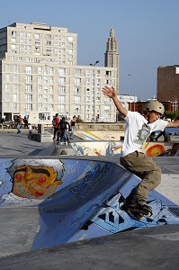 SKATE PARK, AIRE DE STREET POUR VTT, SKATEURS, SKATEBOARD, ROLLER, DEVANT LES IMMEUBLES D'ARCHITECTURE D'AUGUSTE PERRET CLASSEE AU PATRIMOINE MONDIAL DE L'UNESCO, LE HAVRE, SEINE-MARITIME (76), NORMANDIE, FRANCE