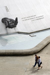 SCULPTURE DE MAIN SUR LE VOLCAN, MAISON DE LA CULTURE DU HAVRE (MCH) OU ESPACE OSCAR NIEMEYER, LE HAVRE, SEINE-MARITIME (76), NORMANDIE, FRANCE 