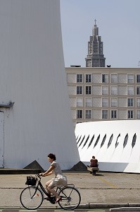 FEMME A VELO DEVANT LE VOLCAN, MAISON DE LA CULTURE DU HAVRE (MCH) OU ESPACE OSCAR NIEMEYER, LE HAVRE, SEINE-MARITIME (76), NORMANDIE, FRANCE 