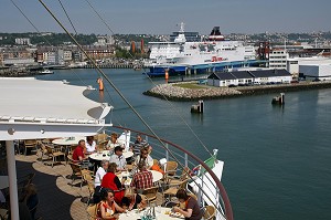 TERRASSE SUR LE PONT SUPERIEUR DU BATEAU DE CROISIERE AIDA AURA EN ESCALE AU PORT DU HAVRE, SEINE-MARITIME (76), NORMANDIE, FRANCE 