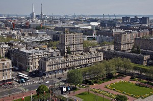 PARC MUNICIPAL PUBLIC SUR LA PLACE DE LA MAIRIE DEVANT LES IMMEUBLES D'ARCHITECTURE D'AUGUSTE PERRET CLASSEE AU PATRIMOINE MONDIAL DE L'UNESCO ET LE PORT DE COMMERCE DU HAVRE AU FOND, SEINE-MARITIME (76) NORMANDIE, FRANCE