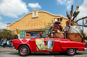 CHAR DE 'RATATOUILLE', PARADE DU PARC D'ATTRACTIONS DISNEYLAND PARIS (EURODISNEY), MARNE-LA-VALLEE, SEINE-ET-MARNE (77), ILE-DE-FRANCE, FRANCE 